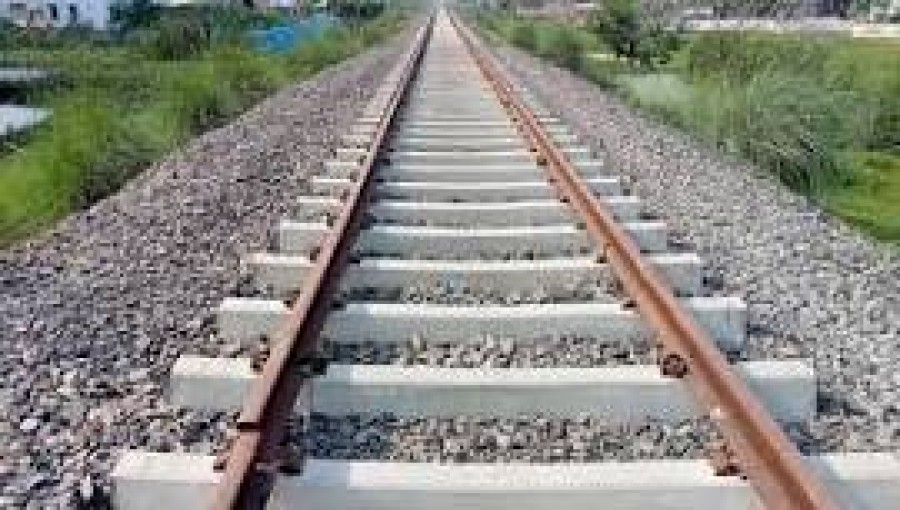 Heat waves are bending railway sleepers in the northern region of Bangladesh. Photo Voice7 news