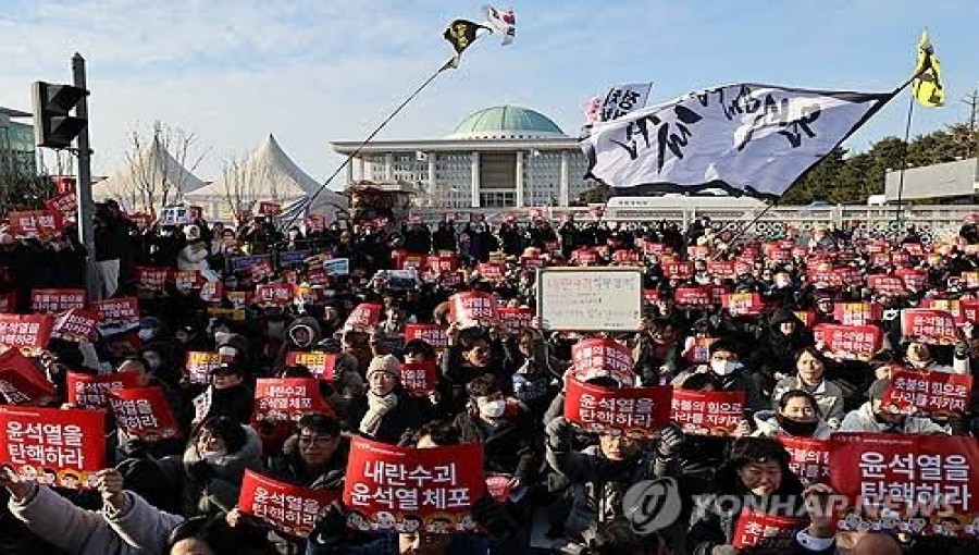 Massive Rival Rallies Erupt in Seoul Amid Calls for Yoon’s Removal