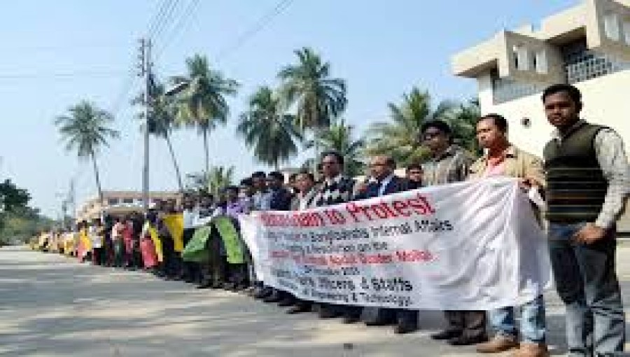 KUET Teachers Form Human Chain, Demand Justice for Students