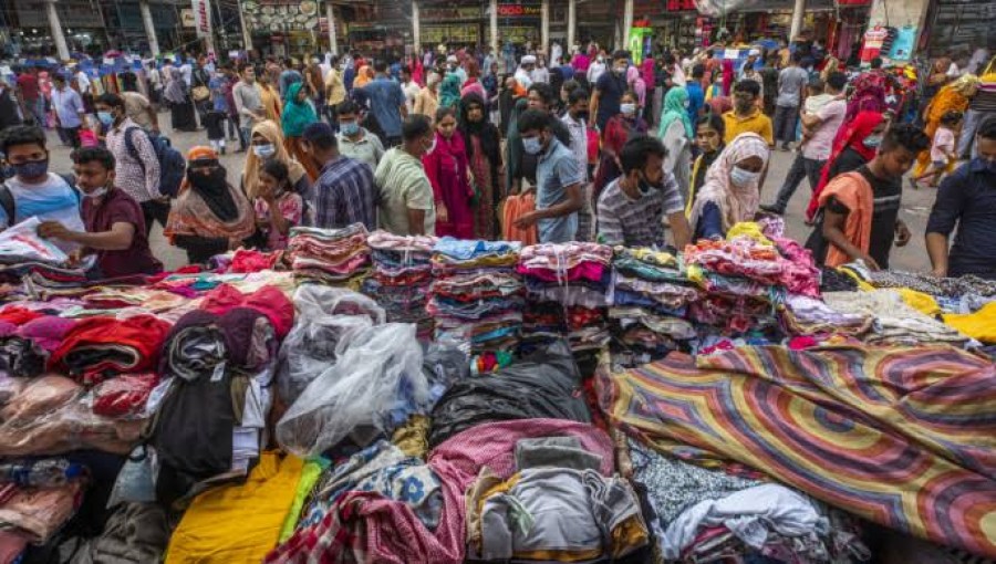 Bustling Eid Shopping Scene in the Capital Despite Rising Prices