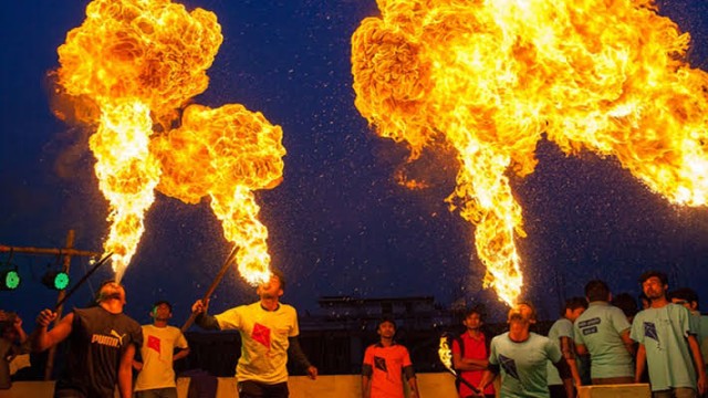 On the roofs, people's were entertained by persons breathing fire