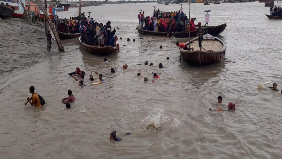 Desperate rescue efforts underway as ferry sinks in Mongla, adding to Cyclone Remal woes. Photo: Voice7 News