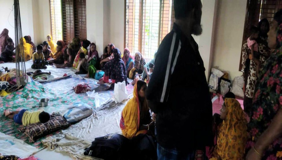 Residents of Khulna seek refuge in a cyclone shelter as Cyclone Remal brings severe weather to the region, forcing 85,000 people to evacuate their homes. Photo: Voice7 News