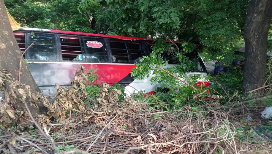  Bus Collision, 1 Indian citizen was killed, 5 injured in Bagerhat