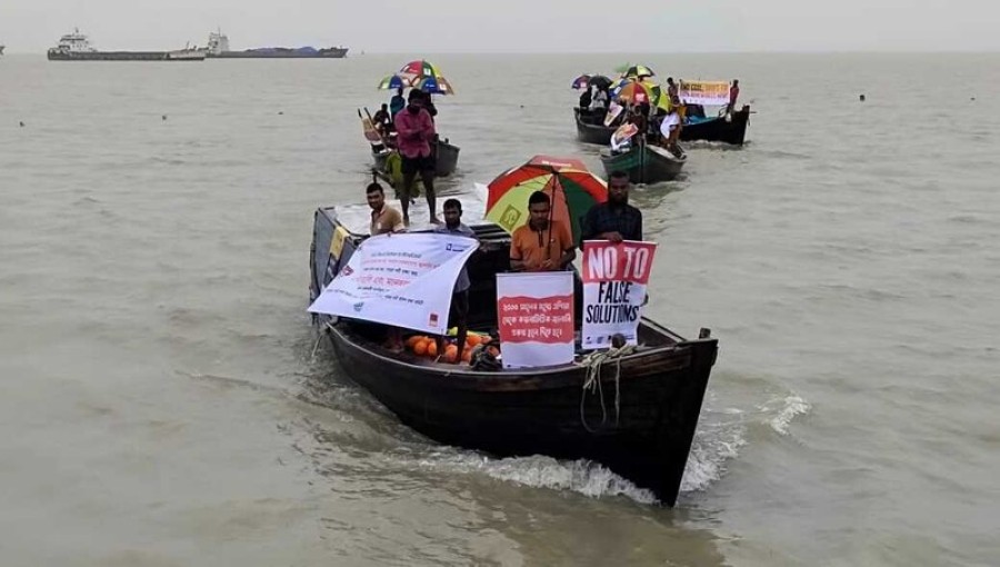 Protesters in Barguna hold a boat rally and human chain along the Payra River, demanding an end to coal pollution and a shift to renewable energy sources. Photo: V7N