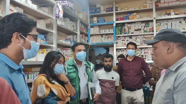 Mobile court officials conduct an inspection during the enforcement operation in Palongkhali, Ukhiya, Cox’s Bazar on June 30, 2025.(Photo: V7N)