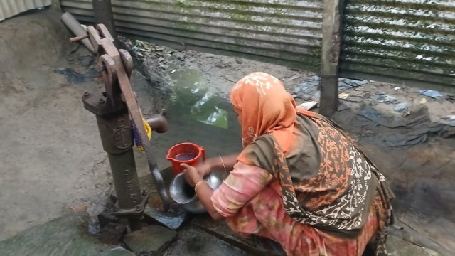 Women washing pitchers with iron-rich water in Bilchaya village, where reddish stains from contaminated water have become a daily challenge. Photo: V7N
