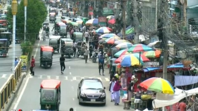 Vendors occupying footpaths in Rajshahi city, causing traffic congestion and hardship for pedestrians. (Photo: V7N)