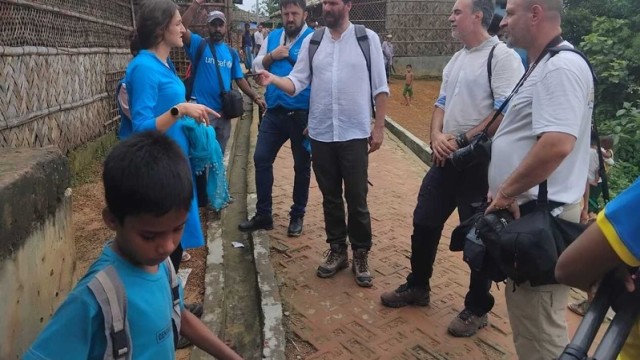 Members of the Spanish Embassy media delegation visiting a learning center in the Rohingya refugee camps in Ukhiya, Cox's Bazar, discussing educational programs with teachers and students. (Photo: V7N)
