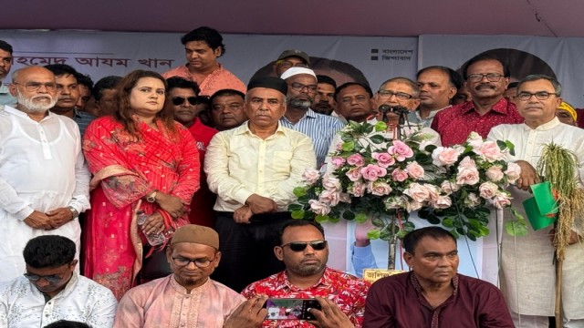 BNP Vice Chairman Ahmed Azam Khan addresses party supporters during a rally in Pabna’s Chatmohar, introducing candidate Hasan Jafir Tuhin as the nominee for the Pabna-3 constituency.