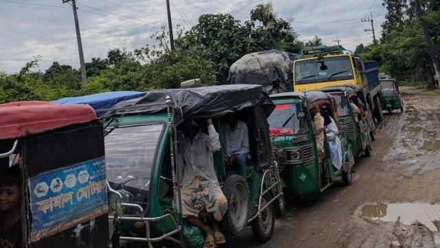 Hundreds of vehicles remain stuck in a severe traffic jam on the Ukhiya-Teknaf Highway, causing long delays and daily suffering for commuters. (Photo: V7N)