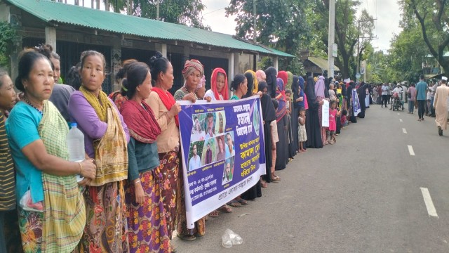 Residents of Monkhali in Ukhiya form a human chain demanding justice for slain UP member Kamal Hossain and immediate arrest of his killers. (Photo: V7N)