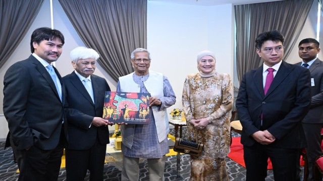 Professor Muhammad Yunus presents the graffiti book Art of Triumph to Tuanku Muhriz ibni Almarhum Tuanku Munawir, King of Negeri Sembilan and Chancellor of Universiti Kebangsaan Malaysia, in Kuala Lumpur on Wednesday.