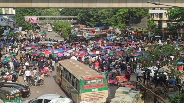 Traffic comes to a standstill in front of Hotel InterContinental in Dhaka as BUET students block the road during a protest over their three-point demand. Photo: AH Mintu/V7N