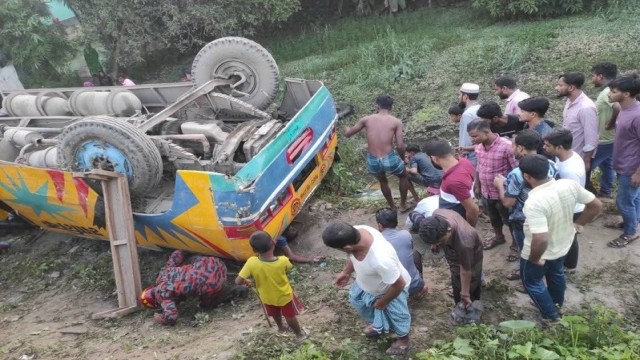 One Dead, 30 Injured as Bus Falls into Ditch on Dhaka–Sylhet Highway in Habiganj