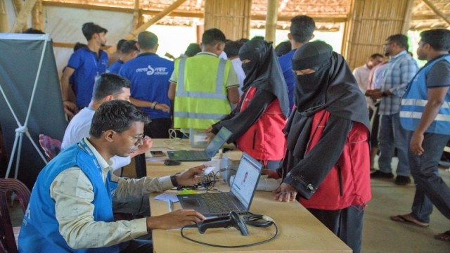 Bangladesh Launches Legal SIM Distribution for Rohingya Refugees