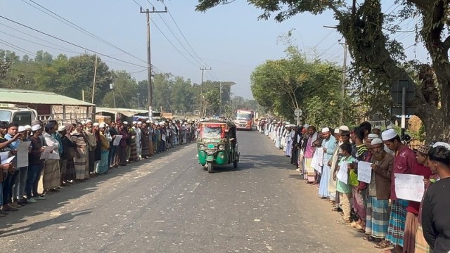 Human Chain Held in Teknaf Protesting Shooting of Schoolgirl from Myanmar Border