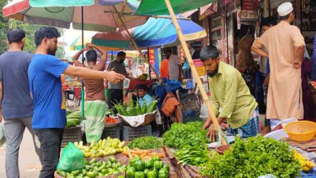 Vendors in a Rajshahi market display vegetables as prices surge due to continuous rain, disrupting supply and increasing the cost of daily essentials. (Photo: V7N)