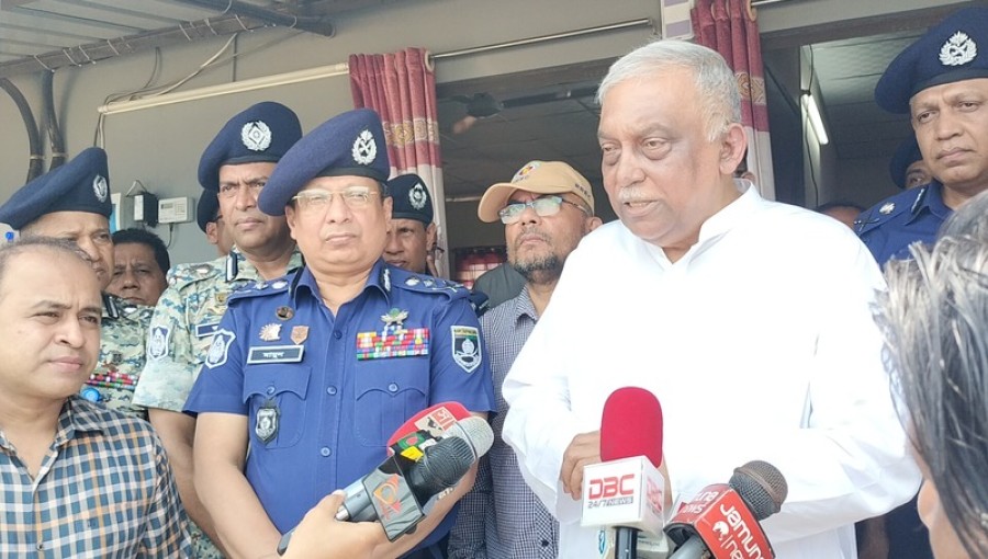 Home Minister discusses security measures with APBn personnel at Rohingya camp, emphasizing Bangladesh's commitment to maintaining peace and stability. Photo: Voice7 News
