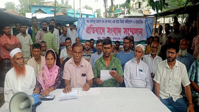 Residents of Kalihati hold a press conference at Patol Bazar, protesting what they claim is a false and harassing allegation against retired army member Md. Anisur Rahman. (Photo: V7N)