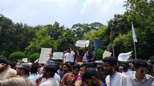 Students at Islamic University in Kushtia stage a protest and symbolically lock the administrative building on July 19, 2025, demanding justice and a thorough investigation into the mysterious death of fellow student Sajid Abdullah.