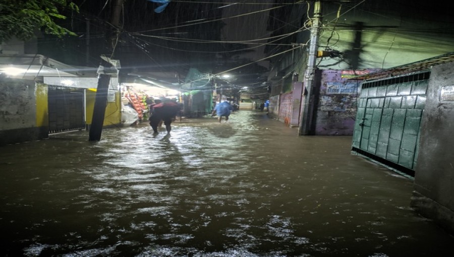 Torrential Rains from Cyclone Remal Disrupt Life in Dhaka