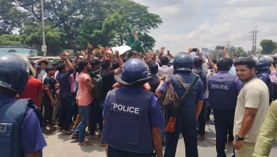 Police-Student Clashes in Bogura: Dozens Injured Amid Anti-Quota Protests