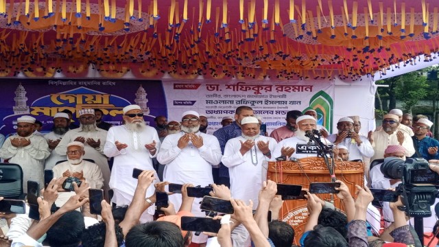 Jamaat-e-Islami Ameer Dr. Shafiqur Rahman speaks to journalists in Pabna’s Ishwardi after visiting the grave of a party activist and meeting with his family, emphasizing justice, reform, and a corruption-free Bangladesh.