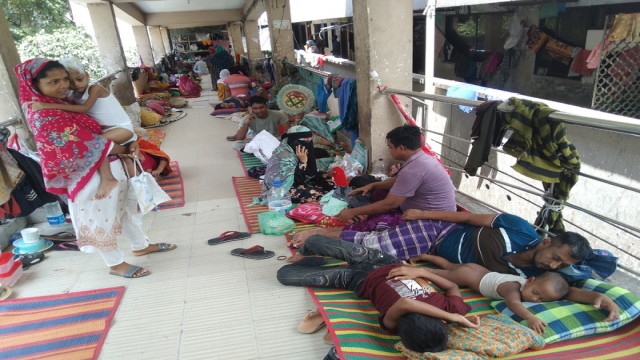 Patients affected by a mysterious viral fever continue to overwhelm hospitals, leaving many without space on beds, floors, or even in the corridors. This photo was taken at Dhaka Medical College Hospital on Sunday, August 11. Photo: A H Mintu/V7N