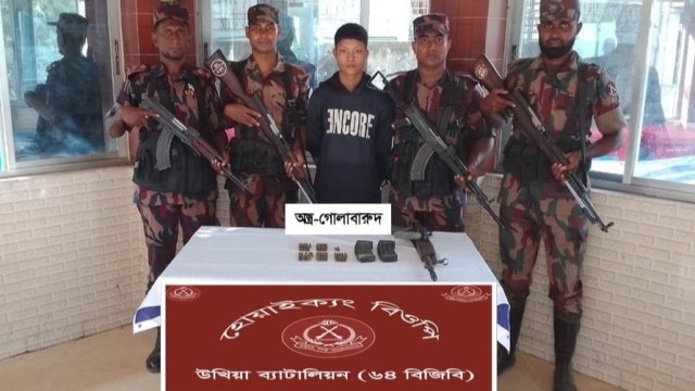 BGB personnel detain an Arakan Army member with an AK-47 rifle, 52 rounds of ammunition, and two magazines after he illegally crossed into Bangladesh through the Balukhali border in Ukhiya — August 11, Cox’s Bazar.