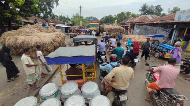 Jute market occupies Pabna-Chatmohar road, causing severe traffic jam on Sunday morning. Photo: Shaheen Rahman.