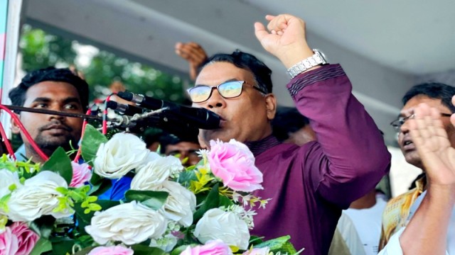 Hasadul Islam Hira delivers his speech as the chief guest at a mass rally held at Baluchar Field in Chatmohar on Wednesday afternoon.