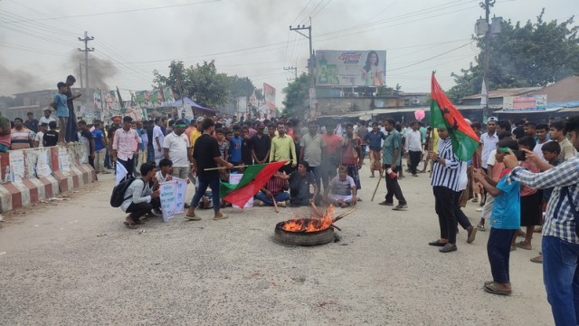 Protesters block the Dhaka-Pabna highway in Bera, demanding the restoration of Pabna-1 constituency boundaries.