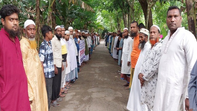 Villagers and mosque attendees hold a human chain and protest rally in Fakirhat’s Singati village against the alleged land grab by UP female member Shiuly Zia.