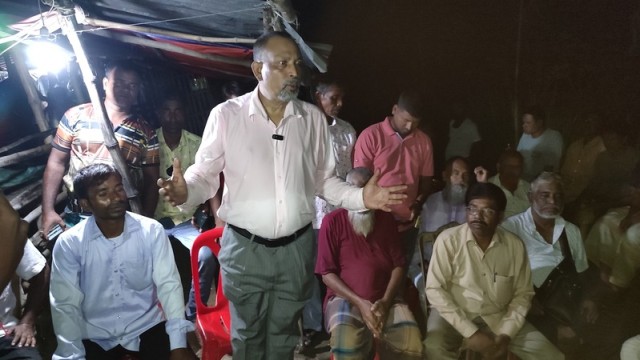 BNP candidate Alhaj Hasanul Islam Raja speaks with local residents in Pabna-3, urging unity for development and change.