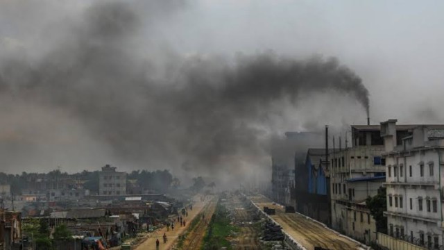 According to the air quality index, Dhaka's air is'very hazardous,' causing major health dangers to people