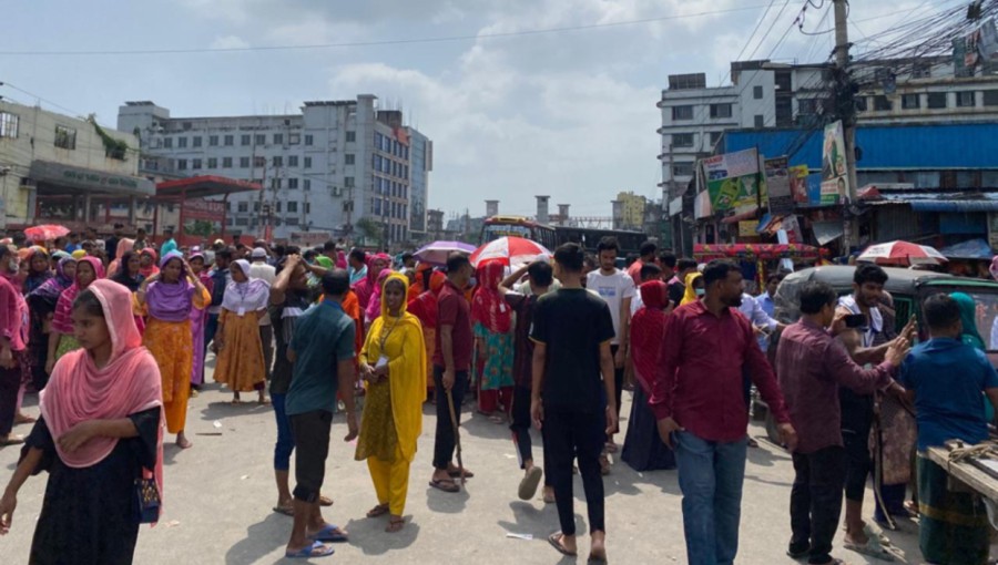 Garment workers block the Dhaka-Mymensingh highway in Gazipur, protesting unpaid wages for July and August, causing a traffic standstill. Photo: S. M. Mamun/V7N