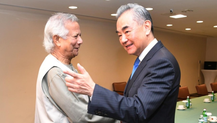 Chinese Foreign Minister Wang Yi meets Bangladesh Chief Adviser Professor Muhammad Yunus at the UN, discussing solar investment and strengthened economic ties. Photo: UN