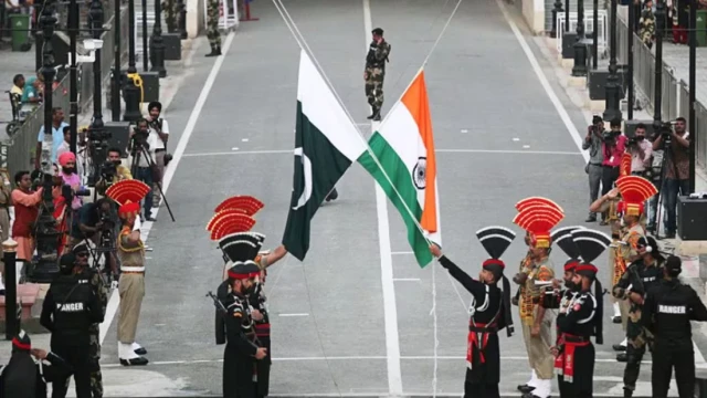 India and Pakistan in Kashmir conflict: Heavily armed rivals