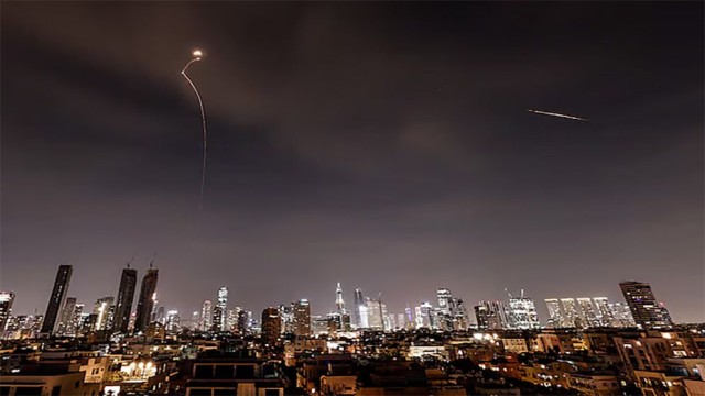Missile Exchanges Intensify Between Iran and Israel Amid Regional Escalation