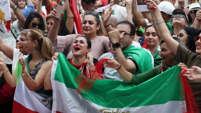 Australia Temporarily Suspends Tourist Visas for Iranian Citizens