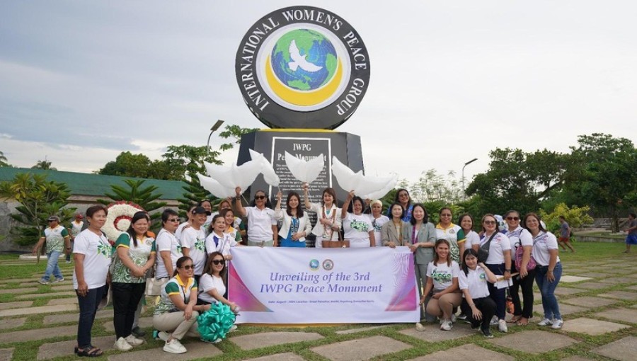 The third IWPG Peace Monument unveiled at Green Paradise Park in Kapalong, Philippines, on August 1. The event was attended by Kapalong Mayor Maria Theresa Timbol and IWPG Secretary General Na Hyung Jun. Photo: IWPG