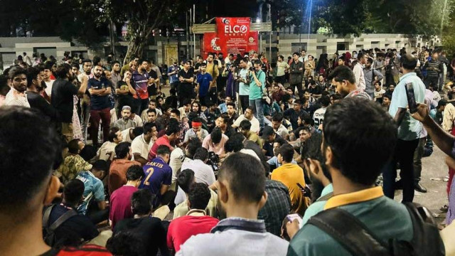 "Jagannath University students stage an overnight sit-in near Kakrail Mosque, demanding academic justice and institutional reform."