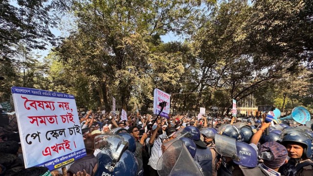 Government Employees Lay Siege to Chief Adviser’s Residence Demanding 9th Pay Scale Gazette