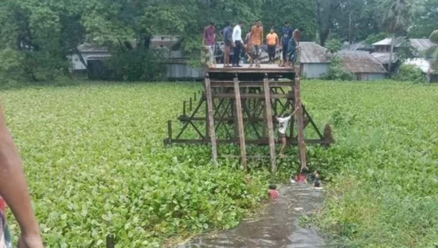 9 killed as microbus carrying wedding party falls into canal in Barguna
