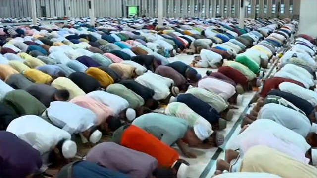 Thousands Flock to Mosques Across Bangladesh on Last Friday of Ramadan