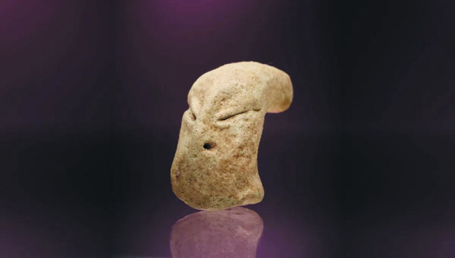 The clay head unearthed at Bahra 1 in northern Kuwait dates back nearly 7,000 years. Image credit: Adam Oleksiak/CAS UW