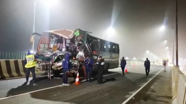 Fog-Related Bus–Truck Collision Injures 10 on Dhaka–Mawa Expressway