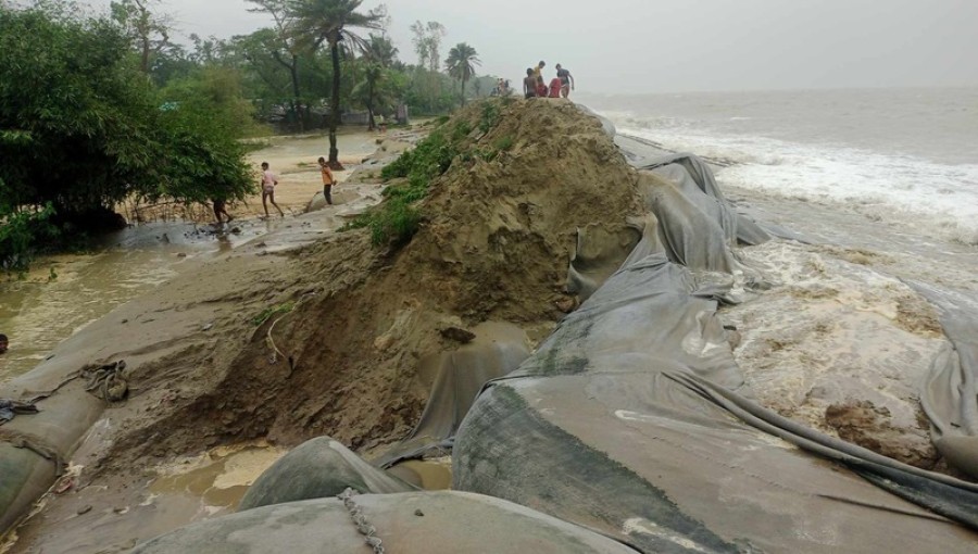 Cyclone Remal Ravages Kutubdia: Homes Destroyed, Embankments Breached, 2 Injured