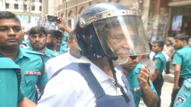 Former Minister Latif Siddique Led to Jail in Handcuffs and Helmet Following Anti-Terrorism Case Hearing. Photo: AH Mintu/V7N